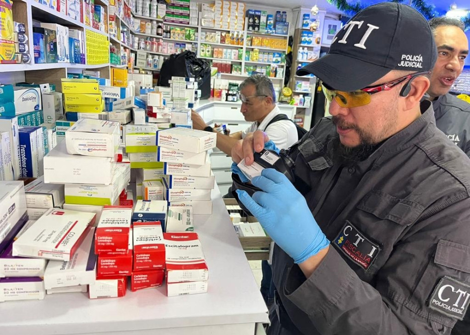 Operativo conjunto entre el Ejército y la Fiscalía para desmantelar cadena ilegal de fabricación, distribución y comercialización de medicamentos adulterados. Operativo conjunto entre el Ejército y la Fiscalía para desmantelar cadena ilegal de fabricación, distribución y comercialización de medicamentos adulterados.