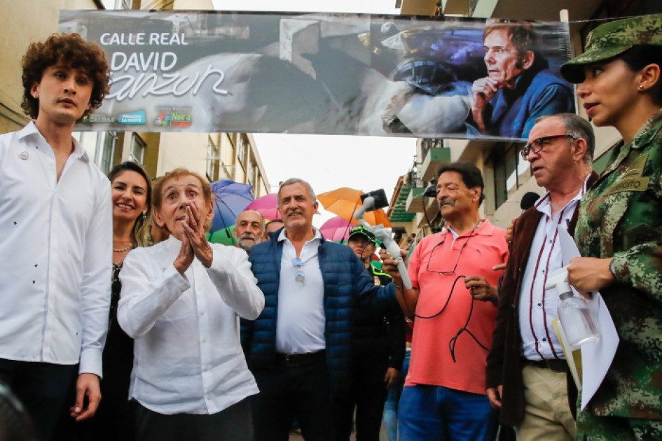 David Manzur en la salida de la Calle Real que llevará su nombre a partir de ahora. David Manzur en la salida de la Calle Real que llevará su nombre a partir de ahora.