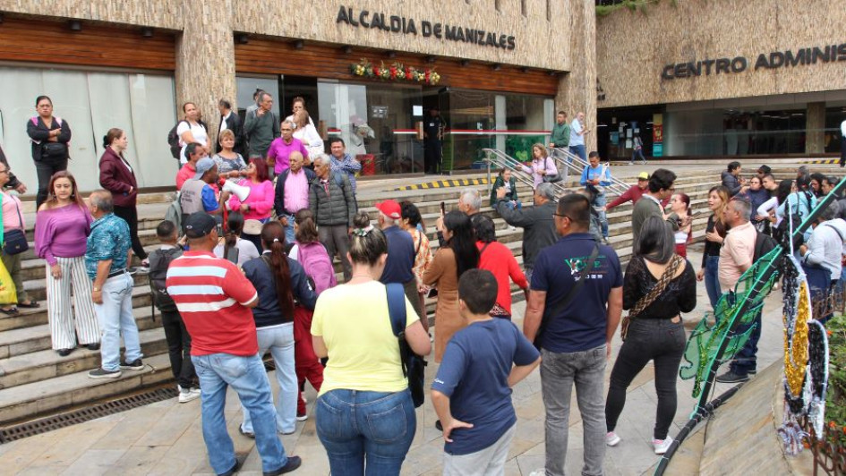Ayer en la mañana por lo menos 50 presidentes de las JAC se citaron en la plazoleta de la Alcaldía para exigir una respuesta. Ayer en la mañana por lo menos 50 presidentes de las JAC se citaron en la plazoleta de la Alcaldía para exigir una respuesta.