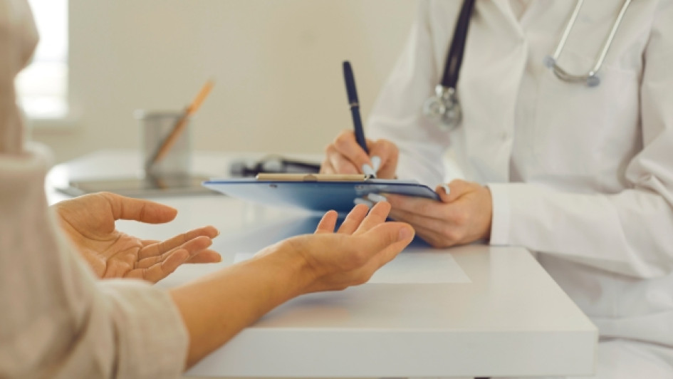 Que-es-una-IPS-y-en-que-se-diferencia-de-una-EPS Dos personas en una consulta médica.