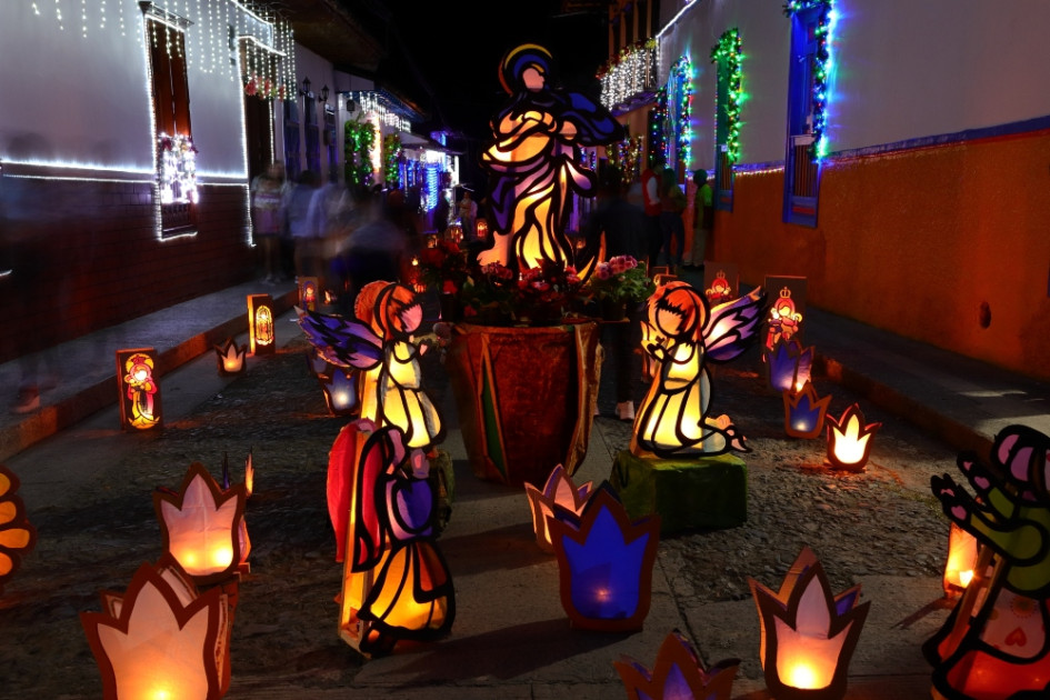 Ángeles y faroles iluminaron a Salamina. Ángeles y faroles iluminaron a Salamina.