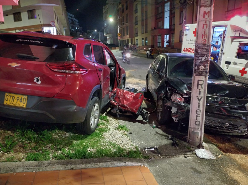 Un carro y una camioneta chocaron en la madrugada de este viernes y dejaron a cuatro personas heridas. Una motocicleta resultó afectada, pero el conductor está ileso. Un carro y una camioneta chocaron en la madrugada de este viernes y dejaron a cuatro personas heridas. Una motocicleta resultó afectada, pero el conductor está ileso.