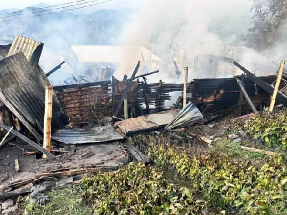 Un cortocircuito habría generado las llamas. Hubo cuatro personas damnificadas, pero ningún herido o fallecido. Un cortocircuito habría generado las llamas. Hubo cuatro personas damnificadas, pero ningún herido o fallecido.