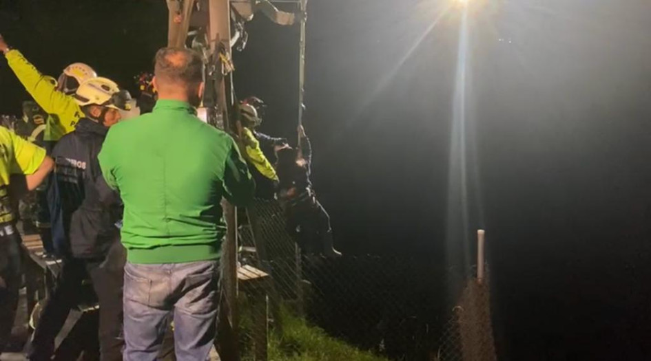 Dos mujeres pisan tierra tras 13 horas suspendidas a 250 metros de altura Dos mujeres pisan tierra tras 13 horas suspendidas a 250 metros de altura