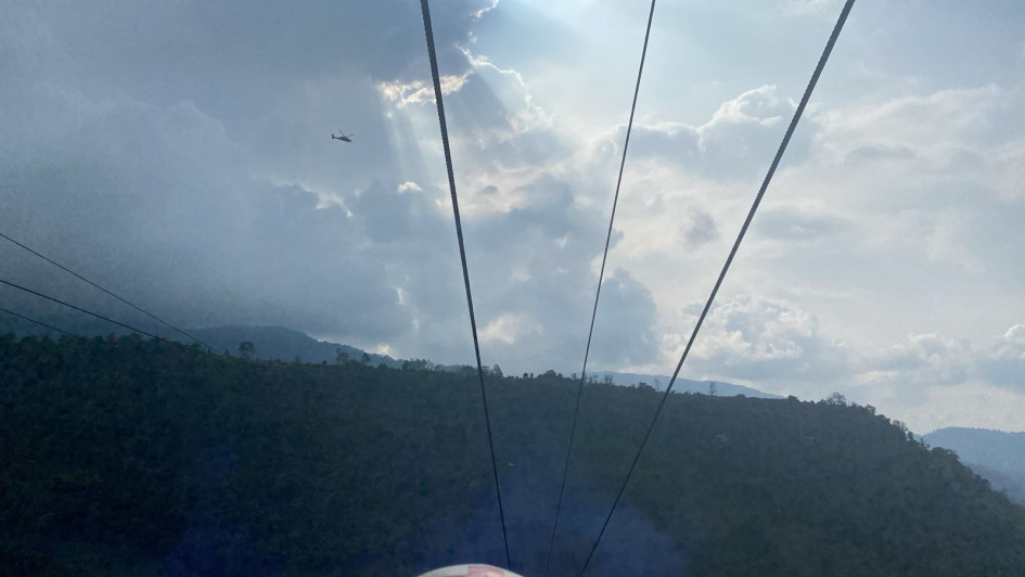 Descartan rescate con helicóptero de personas atrapadas en góndola, intentan con arnés