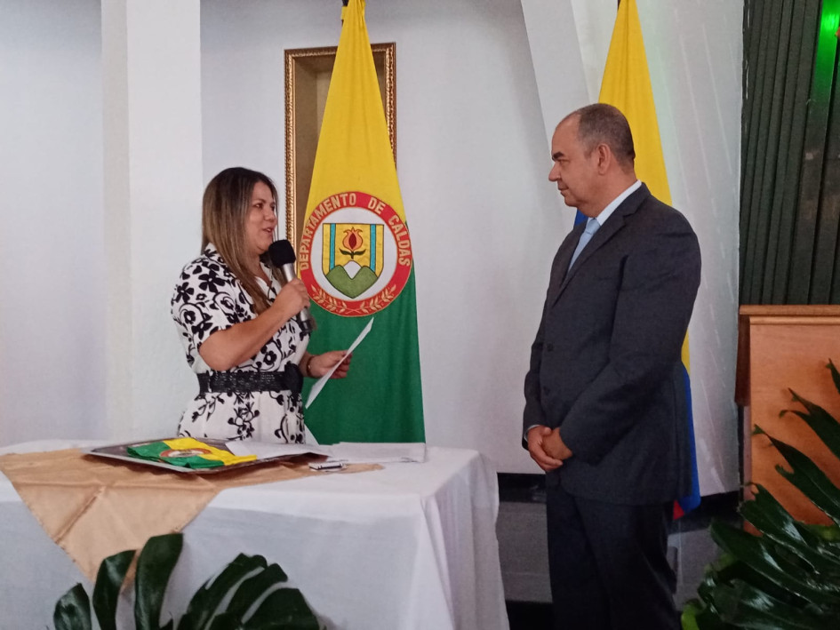 El nuevo alcalde de Chinchiná (Caldas), Carlos Riveros, tomó posesión de su cargo ante la notaria segunda del municipio, Luisa Fernanda García.