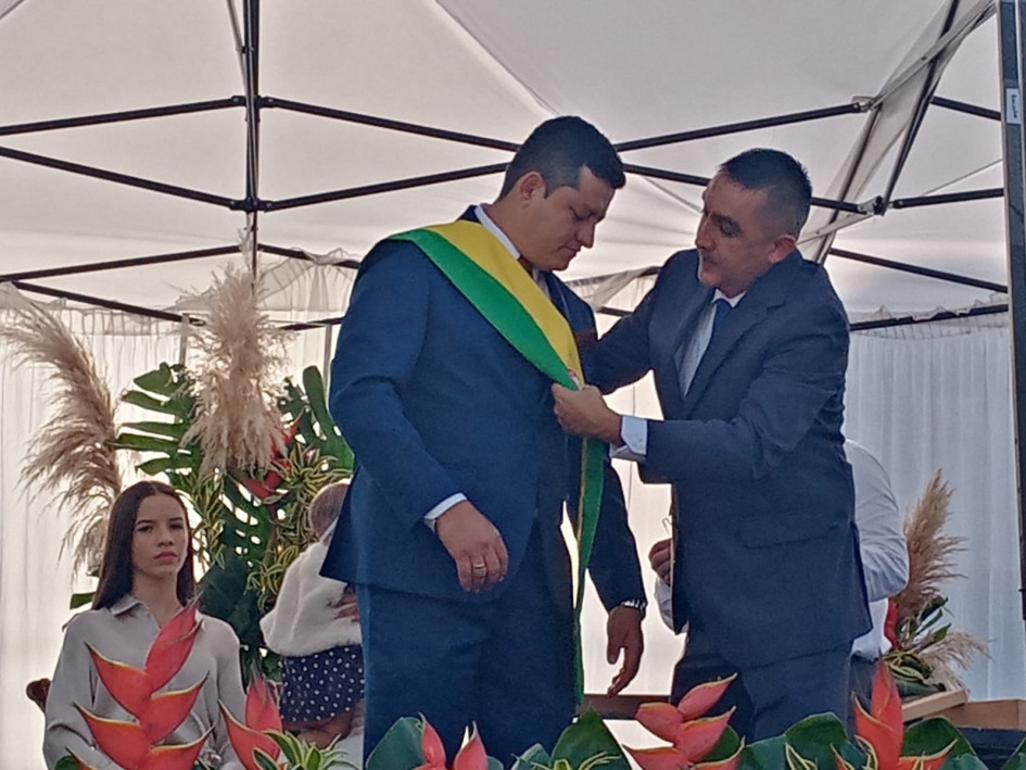 El alcalde saliente de Palestina, Mauricio Jaramillo Martínez (derecha), le impuso la banda del municipio a su sucesor, Álvaro Andrés Osorio Valencia. El alcalde saliente de Palestina, Mauricio Jaramillo Martínez (derecha), le impuso la banda del municipio a su sucesor, Álvaro Andrés Osorio Valencia.