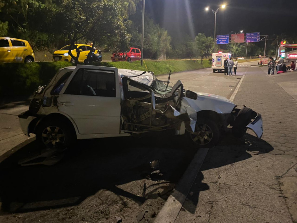 Así quedó el vehículo tras chocar contra un poste y volcarse en la avenida Kevin Ángel de Manizales. Así quedó el vehículo tras chocar contra un poste y volcarse en la avenida Kevin Ángel de Manizales.