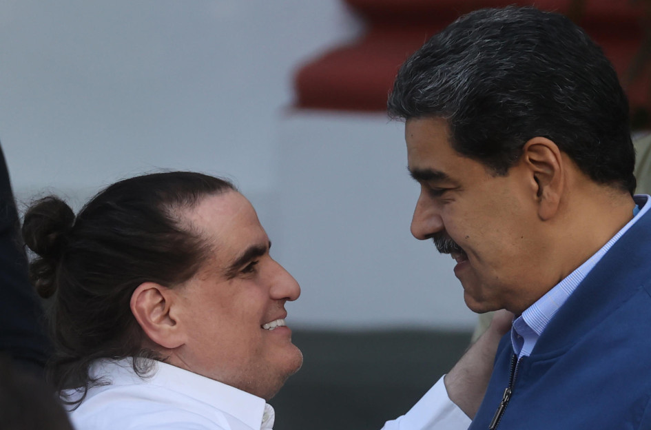 El presidente de Venezuela, Nicolás Maduro (derecha), recibió con abrazos al empresario colombiano Álex Saab, en el Palacio de Miraflores, en Caracas. El presidente de Venezuela, Nicolás Maduro (derecha), recibió con abrazos al empresario colombiano Álex Saab, en el Palacio de Miraflores, en Caracas.