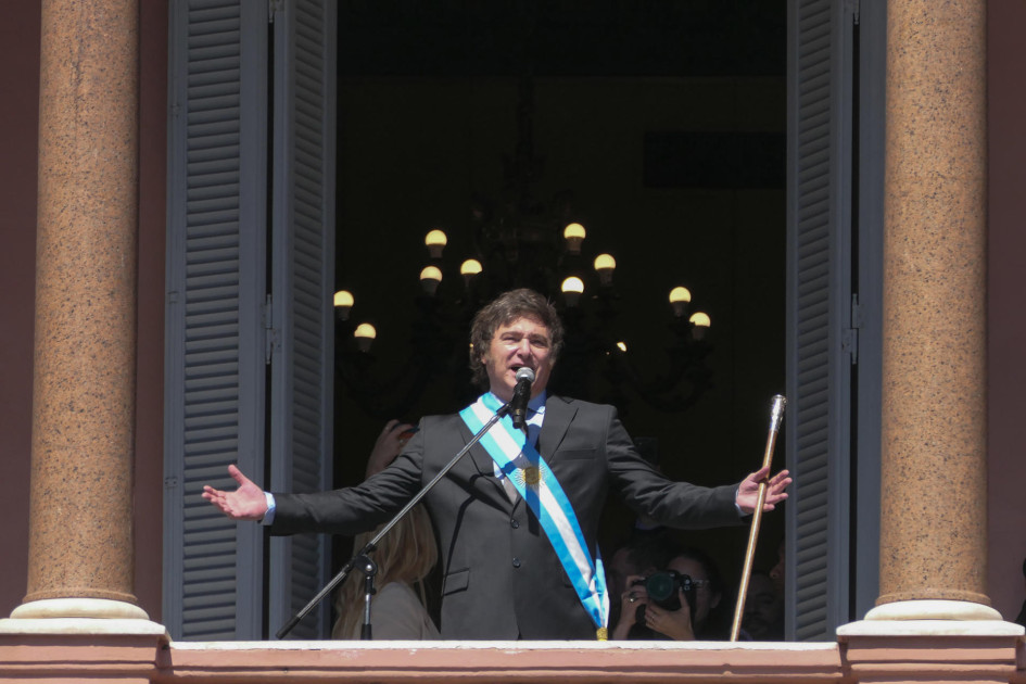 El libertario Javier Milei venció al oficialista Sergio Massa en las urnas y fue elegido como gobernante de los argentinos hasta finales del 2027. El libertario Javier Milei venció al oficialista Sergio Massa en las urnas y fue elegido como gobernante de los argentinos hasta finales del 2027.