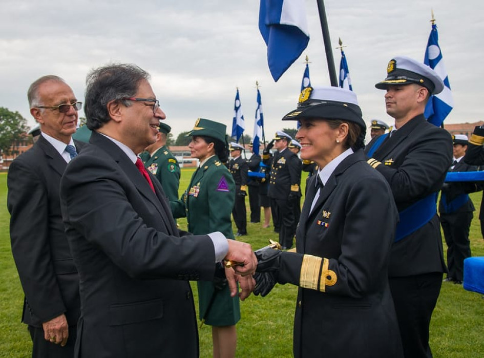 Durante la ceremonia, la ahora nueva contralmirante Beatriz Helena García fue felicitada por el presidente de la República, Gustavo Petro, y el ministro de Defensa Nacional, Iván Velásquez. Durante la ceremonia, la ahora nueva contralmirante Beatriz Helena García fue felicitada por el presidente de la República, Gustavo Petro, y el ministro de Defensa Nacional, Iván Velásquez.