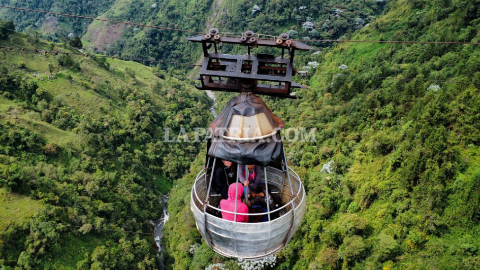 atrapados en una góndola en Villamaría hacía el Glamping El Nido del Condor.