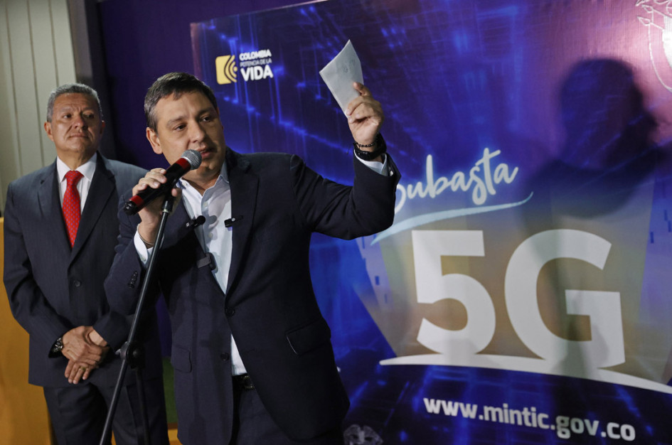 El ministro de Tecnologías de la Información y las Comunicaciones, Mauricio Lizcano, realizó ayer la subasta del espectro radioeléctrico para la implantación de la tecnología 5G. El ministro de Tecnologías de la Información y las Comunicaciones, Mauricio Lizcano, realizó ayer la subasta del espectro radioeléctrico para la implantación de la tecnología 5G.
