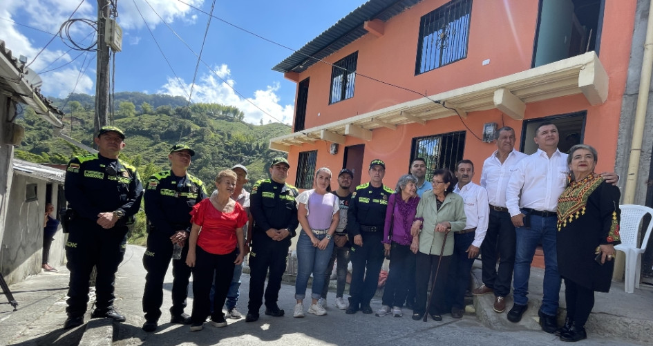 Cuatro apartamentos entregó la Policía en Aranzazu para igual número de familias. Cuatro apartamentos entregó la Policía en Aranzazu para igual número de familias.