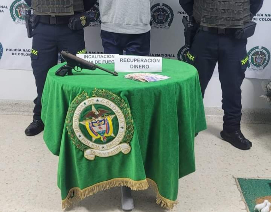 Al delincuente le incautaron el dinero y el arma usada para cometer el hurto. Al delincuente le incautaron el dinero y el arma usada para cometer el hurto.