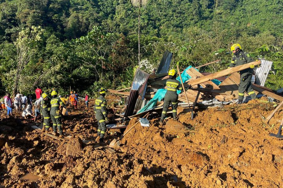 Rescatistas y policías trabajan en la recuperación de cuerpos en el lugar donde ocurrió un derrumbe en inmediaciones del municipio de El Carmen de Atrato (Chocó). Rescatistas y policías trabajan en la recuperación de cuerpos en el lugar donde ocurrió un derrumbe en inmediaciones del municipio de El Carmen de Atrato (Chocó).