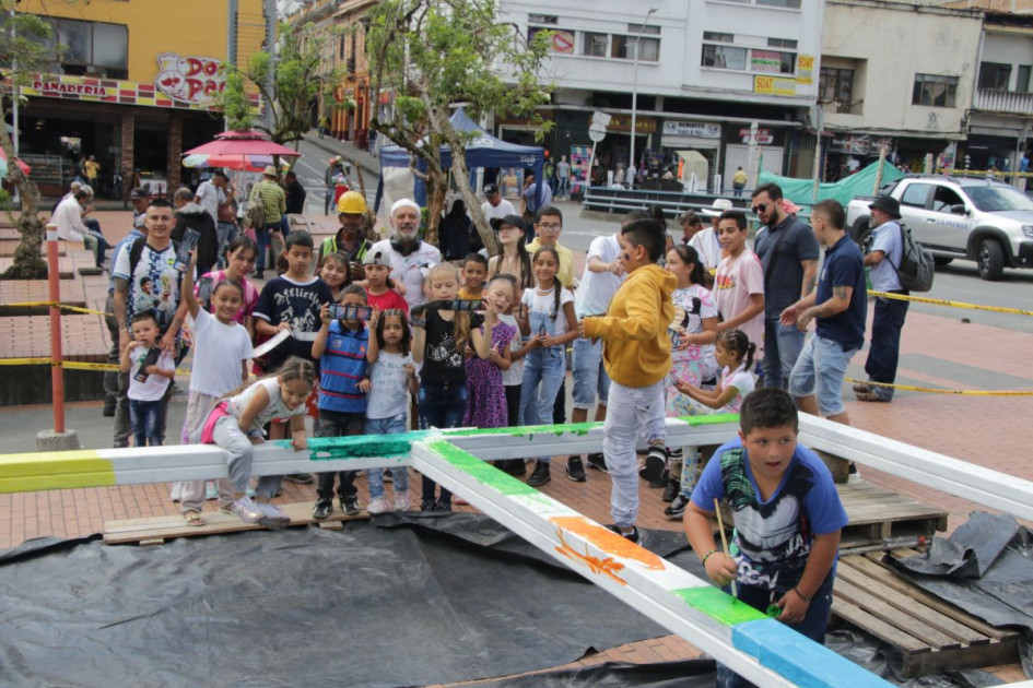 30 niños plasmaron su arte en las puertas del monumento. 30 niños plasmaron su arte en las puertas del monumento.