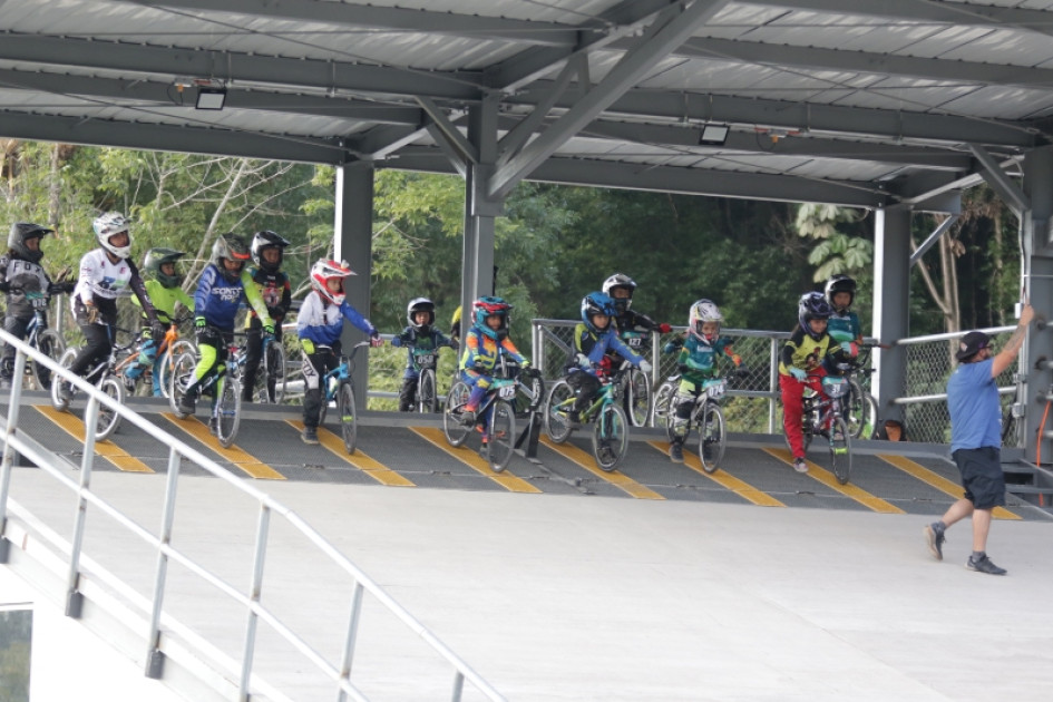 Cuenta con dos partidores para la competencia. Las ciudades que tienen este tipo de pista son Ibagué, Bogotá y Manizales. Cuenta con dos partidores para la competencia. Las ciudades que tienen este tipo de pista son Ibagué, Bogotá y Manizales.