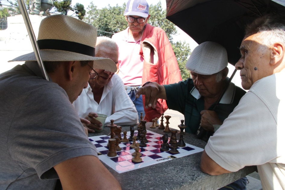 El verano en el que estamos hace que los jugadores del juego ciencia saquen sus sombrillas para pensar la jugada siguiente. Esto sucede en el parque Caldas y en el pasaje de la Beneficencia. El verano en el que estamos hace que los jugadores del juego ciencia saquen sus sombrillas para pensar la jugada siguiente. Esto sucede en el parque Caldas y en el pasaje de la Beneficencia.