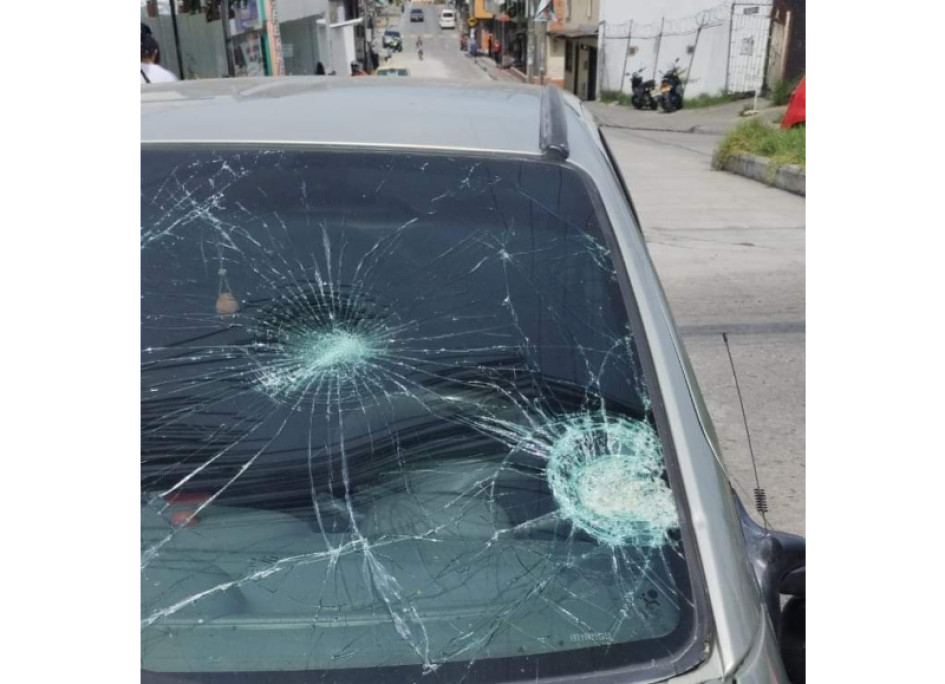 Así quedó el automóvil después del choque con la moto. Así quedó el automóvil después del choque con la moto.