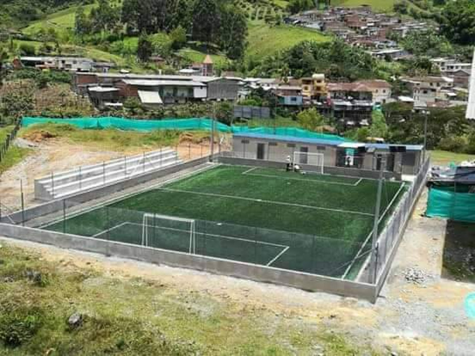 Dentro de las obras nacionales gestionadas por Mario Castaño, según datos del Secop I, aparece la cancha sintética de fútbol en Pácora, donde él nació.