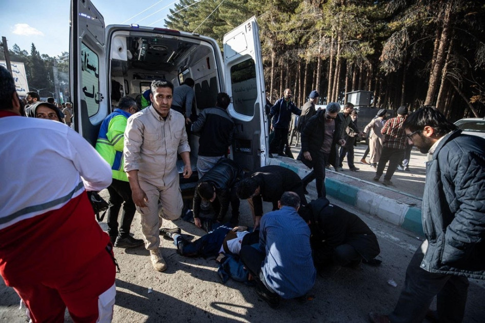 La gente intenta ayudar a las víctimas después de las explosiones que ocurrieron durante una ceremonia conmemorativa junto a la tumba del jefe de operaciones exteriores de la Guardia Revolucionaria de Irán, general iraní Qasem Soleimani. La gente intenta ayudar a las víctimas después de las explosiones que ocurrieron durante una ceremonia conmemorativa junto a la tumba del jefe de operaciones exteriores de la Guardia Revolucionaria de Irán, general iraní Qasem Soleimani.