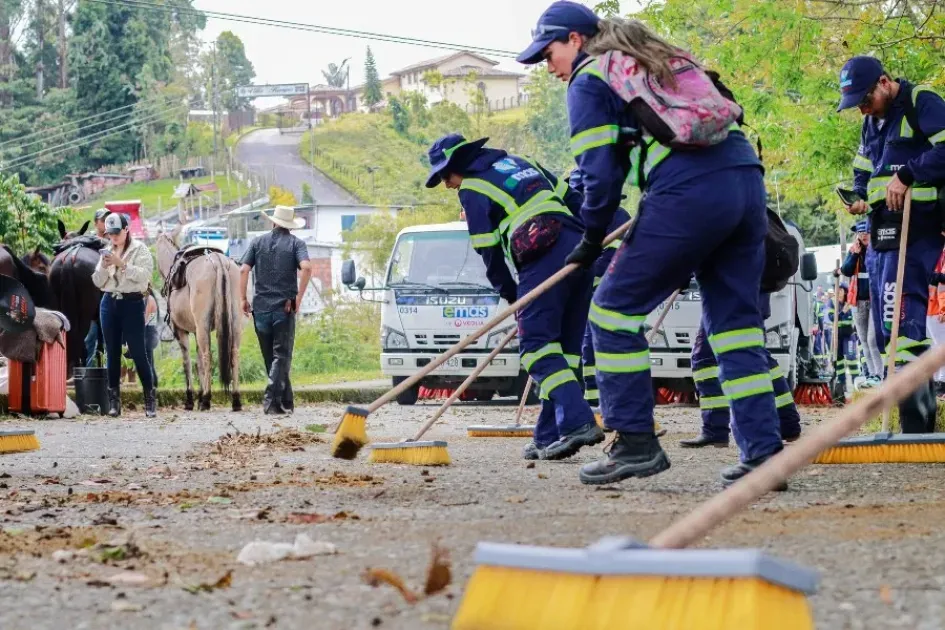 La cabalgata o desfile a caballo es una de las actividades más exigentes para Emas en la misión de mantener la ciudad limpia durante la Feria de Manizales. En la foto, el operativo de aseo en la cabalgata del 2023. La cabalgata o desfile a caballo es una de las actividades más exigentes para Emas en la misión de mantener la ciudad limpia durante la Feria de Manizales. En la foto, el operativo de aseo en la cabalgata del 2023.