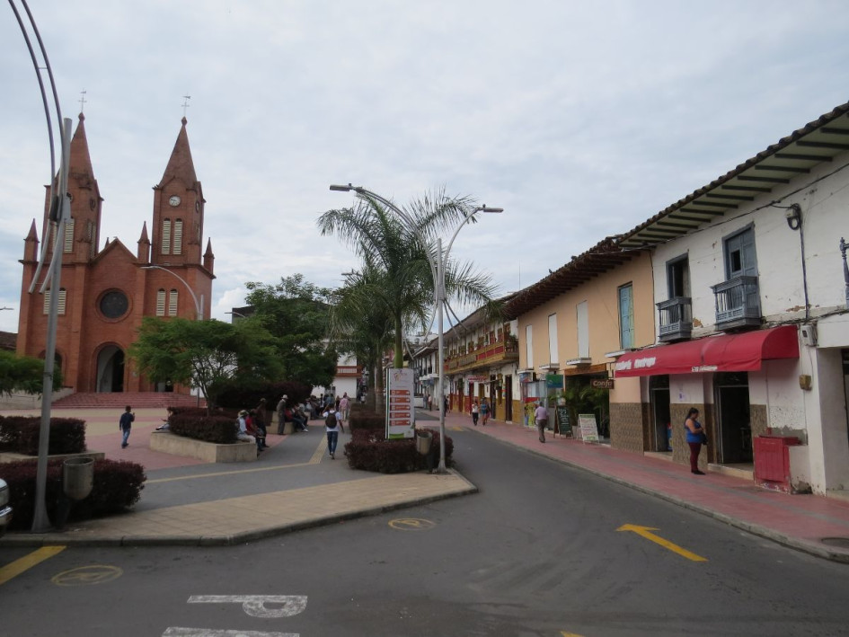 El accidente ocurrió el lunes en la carrera 4 con calle 8, cuando el adulto mayor cruzaba una cebra para peatones en el marco de la Plaza de Robledo. El accidente ocurrió el lunes en la carrera 4 con calle 8, cuando el adulto mayor cruzaba una cebra para peatones en el marco de la Plaza de Robledo.