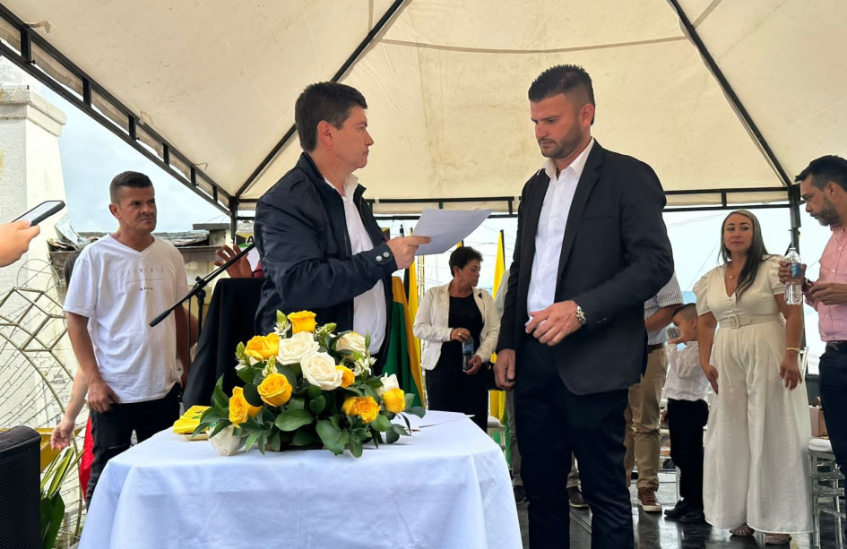 El alcalde Carlos Alberto Cortés Chavarriaga (derecha) tomó juramento de su cargo ante el juez promiscuo de Marmato, Jorge Mario Vargas Agudelo. El alcalde Carlos Alberto Cortés Chavarriaga (derecha) tomó juramento de su cargo ante el juez promiscuo de Marmato, Jorge Mario Vargas Agudelo.