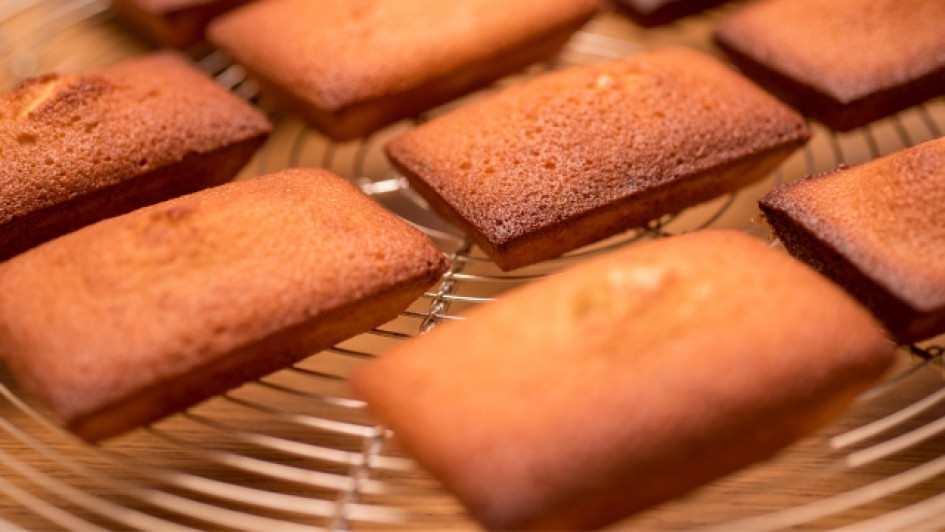 Que-es-un-financier Varios financiers en un plato dorado.
