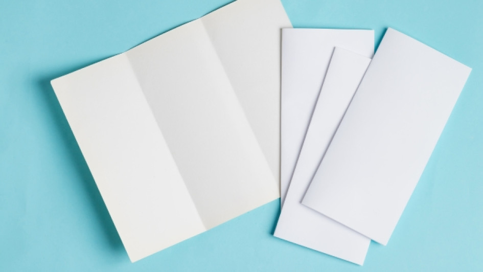 Que-es-un-plegable Varios tipos de plegable en blanco con un fondo azul claro.