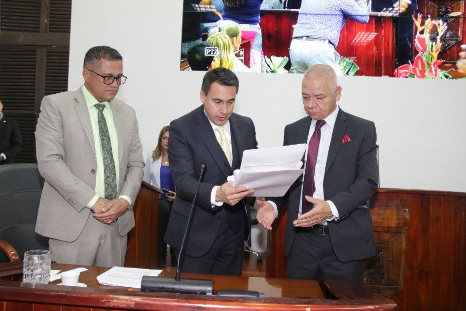 El alcalde Jorge Eduardo Rojas (centro), instantes después de instalar las sesiones ordinarias del Concejo, presentó un paquete de ocho proyectos clave para su Administración. Lo acompañan Luis Gonzalo Valencia (izquierda), presidente de la corporación, y Héctor Fabio Delgado, segundo vicepresidente. El alcalde Jorge Eduardo Rojas (centro), instantes después de instalar las sesiones ordinarias del Concejo, presentó un paquete de ocho proyectos clave para su Administración. Lo acompañan Luis Gonzalo Valencia (izquierda), presidente de la corporación, y Héctor Fabio Delgado, segundo vicepresidente.