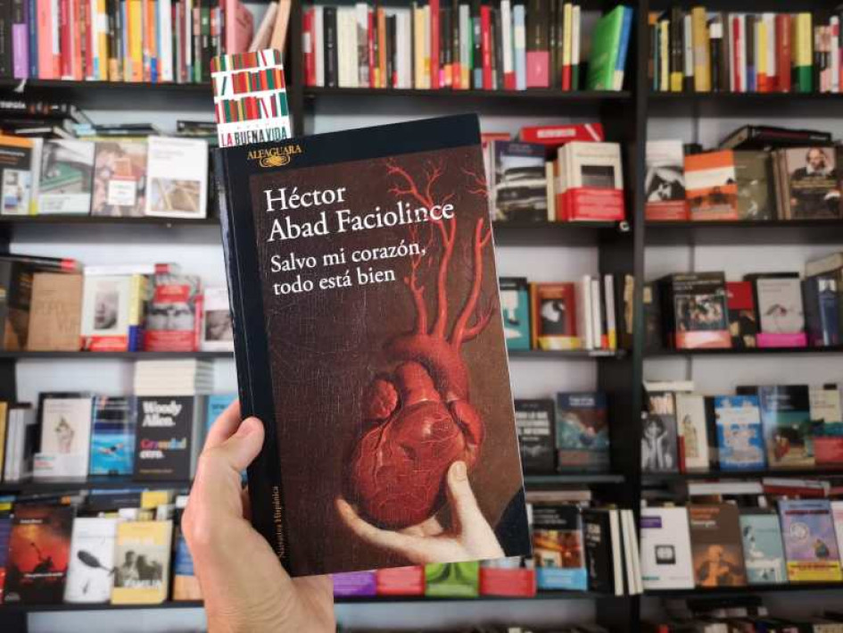 Salvo mi corazón, todo está bien, de Héctor Abad Faciolince, fue el libro de autor colombiano más vendido en el país durante el 2023. En el listado general, ocupó la casilla 13.