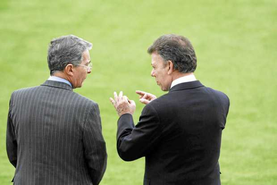 Álvaro Uribe Vélez (izquierda), presidente de la República entre el 2002 y el 2010, con su sucesor, Juan Manuel Santos Calderón, quien fue mandatario del 2010 al 2018. Álvaro Uribe Vélez (izquierda), presidente de la República entre el 2002 y el 2010, con su sucesor, Juan Manuel Santos Calderón, quien fue mandatario del 2010 al 2018.