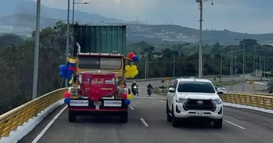 El intercambio comercial entre Colombia y Venezuela pasó de 593 a 641,8 millones de dólares entre el 2022 y el 2023. En la foto, el paso de uno de los primeros tractocamiones con carga entre ambos países tras la reanudación de relaciones comerciales, por el puente de Tienditas, en enero del 2023. El intercambio comercial entre Colombia y Venezuela pasó de 593 a 641,8 millones de dólares entre el 2022 y el 2023. En la foto, el paso de uno de los primeros tractocamiones con carga entre ambos países tras la reanudación de relaciones comerciales, por el puente de Tienditas, en enero del 2023.