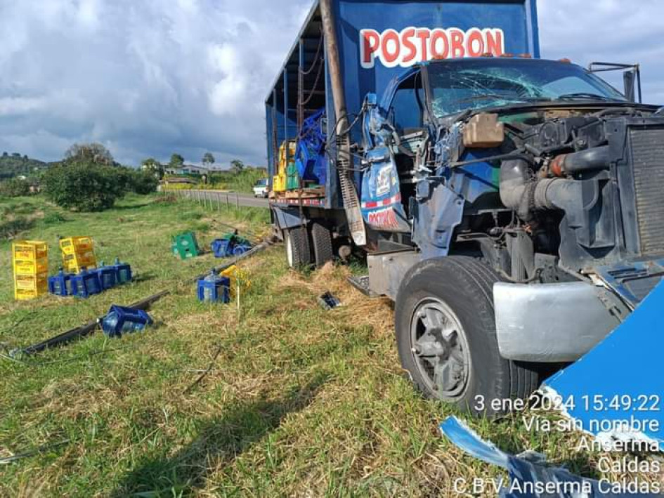El Cuerpo de Bomberos Voluntarios de Anserma atendió el accidente en la tarde de este miércoles. El Cuerpo de Bomberos Voluntarios de Anserma atendió el accidente en la tarde de este miércoles.