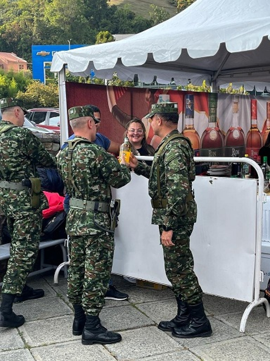 Los comandantes de la Octava Brigada, coronel Fernando Rosales Caicedo, y del Batallón Ayacucho, teniente coronel Juan Gabriel Rojas, visitaron la Feria Artesanal en Expoferias. Los comandantes de la Octava Brigada, coronel Fernando Rosales Caicedo, y del Batallón Ayacucho, teniente coronel Juan Gabriel Rojas, visitaron la Feria Artesanal en Expoferias.