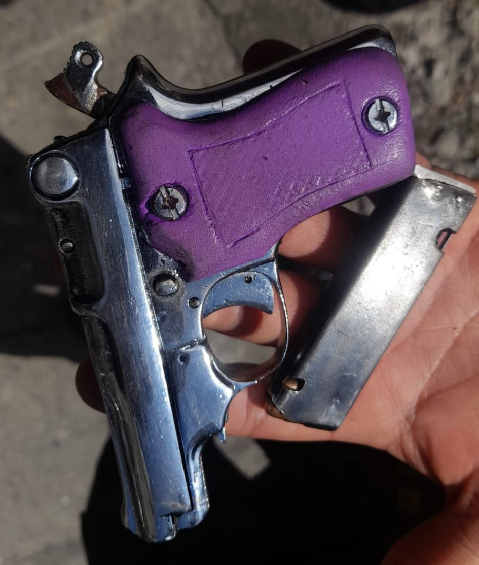El capturado con esta arma cuenta con antecedentes por porte ilegal de armas de fuego, estupefacientes y amenazas. El capturado con esta arma cuenta con antecedentes por porte ilegal de armas de fuego, estupefacientes y amenazas.