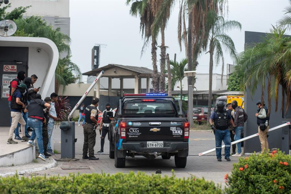 La fuerza pública de Ecuador hizo presencia en el sitio. Liberaron a los rehenes y detuvieron al menos a 13 personas. La fuerza pública de Ecuador hizo presencia en el sitio. Liberaron a los rehenes y detuvieron al menos a 13 personas.