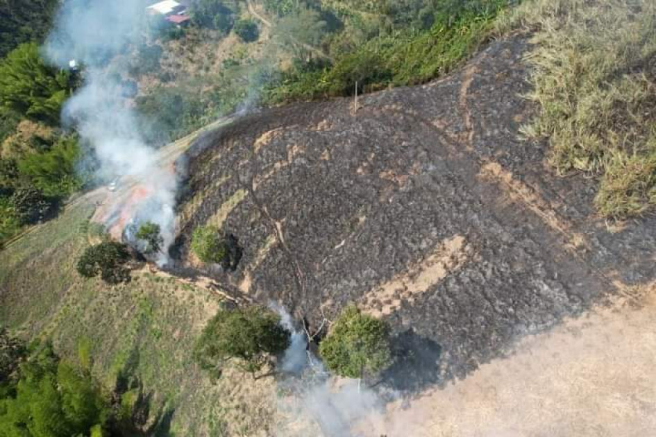 Incendio forestal en la vereda Guamitos, en Risaralda (Caldas) este martes. Incendio forestal en la vereda Guamitos, en Risaralda (Caldas) este martes.