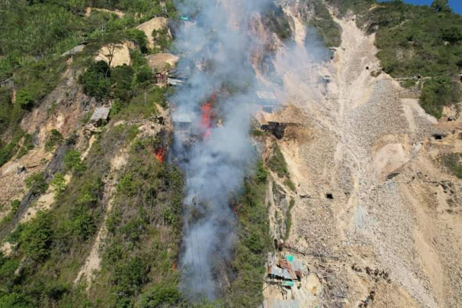 Incendio forestal en el sector de La Plaza en Marmato. Incendio forestal en el sector de La Plaza en Marmato.