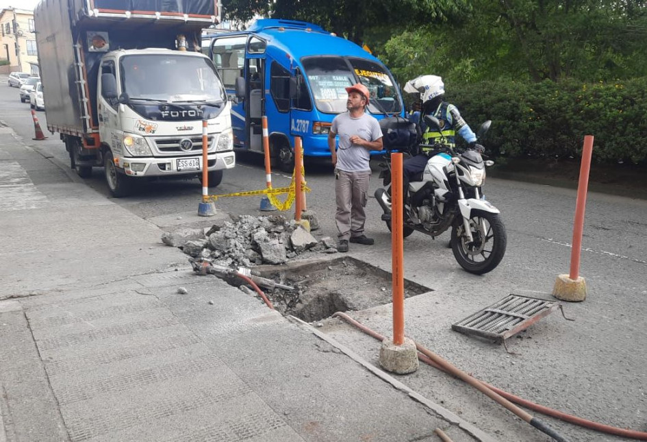 Tráfico lento en la av. Paralela: Aguas de Manizales repone reja de alcantarillado robada Tráfico lento en la av. Paralela: Aguas de Manizales repone reja de alcantarillado robada