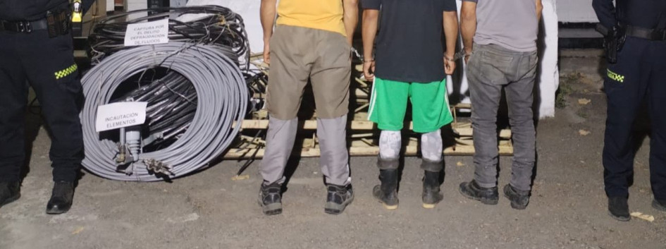 Tres hombres, naturales de Caldas, Risaralda y Valle, fueron detenidos por el presunto delito de defraudación de fluidos. Tres hombres, naturales de Caldas, Risaralda y Valle, fueron detenidos por el presunto delito de defraudación de fluidos.