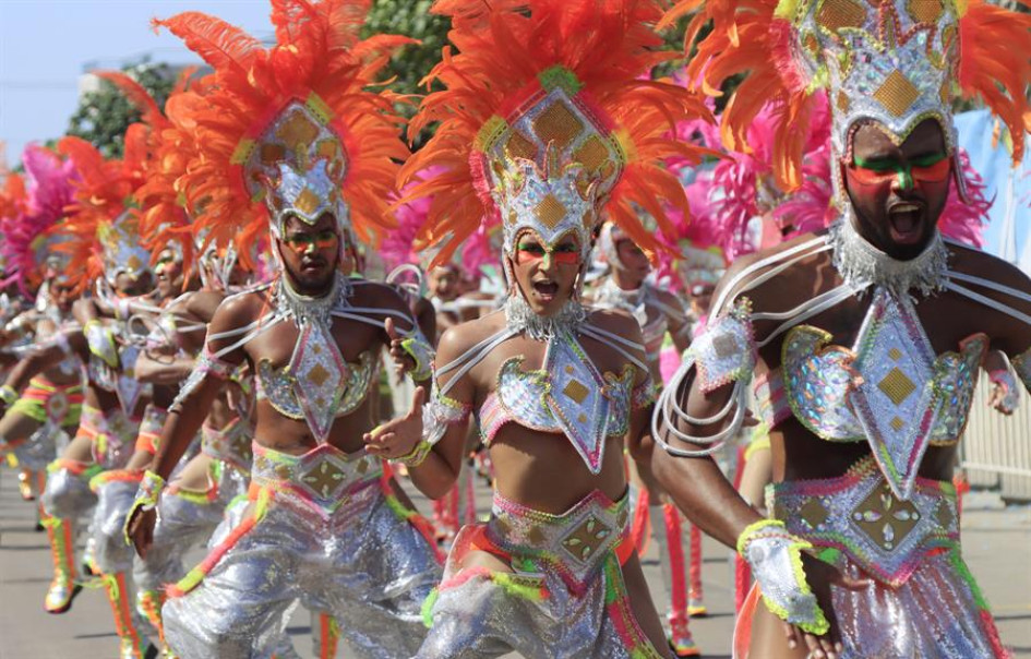 Integrantes de una comparsa participan en la Gran Parada de Comparsas este lunes, durante el tercer desfile del Carnaval de Barranquilla Integrantes de una comparsa participan en la Gran Parada de Comparsas este lunes, durante el tercer desfile del Carnaval de Barranquilla