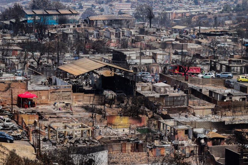Fotografía que muestra el sector Achupallas, el 5 de febrero de 2024, afectado por los voraces incendios en la región y sus alrededores, en Viña del Mar (Chile). Fotografía que muestra el sector Achupallas, el 5 de febrero de 2024, afectado por los voraces incendios en la región y sus alrededores, en Viña del Mar (Chile).