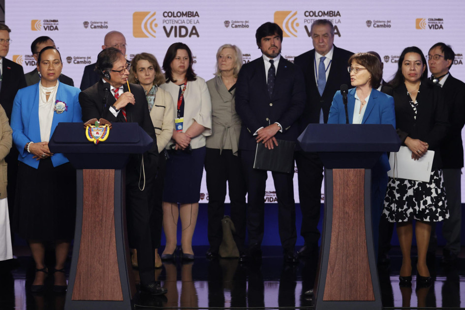 El presidente de Colombia, Gustavo Petro, habla junto a Pascale Baeriswyl - Representante Permanente - Suiza, hoy durante una rueda de prensa en Bogotá. El presidente de Colombia, Gustavo Petro, habla junto a Pascale Baeriswyl - Representante Permanente - Suiza, hoy durante una rueda de prensa en Bogotá.