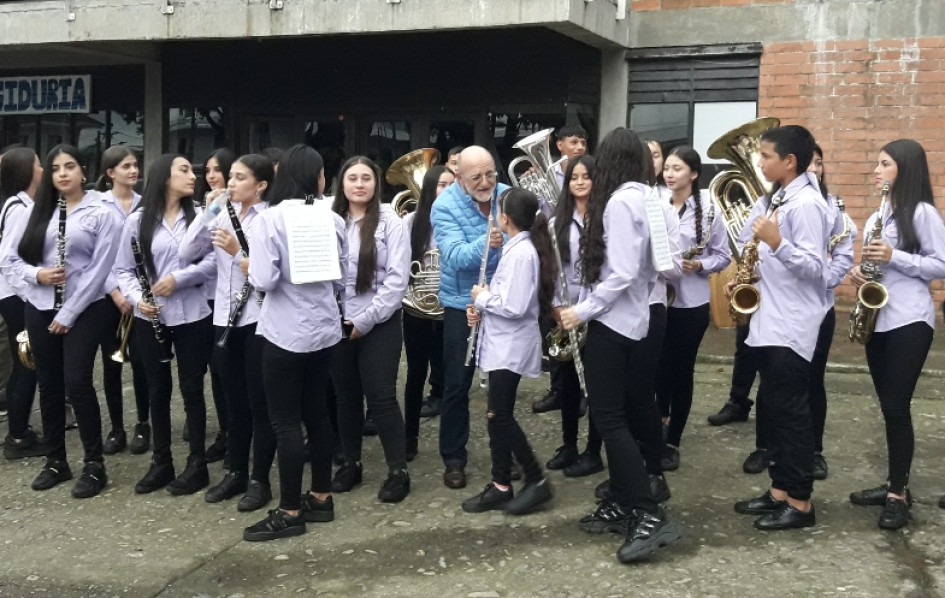 El mandatario se paseó por entre la Orquesta Sinfónica de Arboleda. El mandatario se paseó por entre la Orquesta Sinfónica de Arboleda.