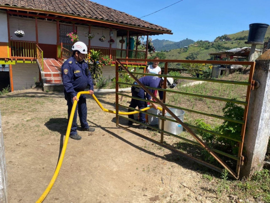 Casa a casa los Bomberos llevaron agua por la vereda El Roblal. Casa a casa los Bomberos llevaron agua por la vereda El Roblal.