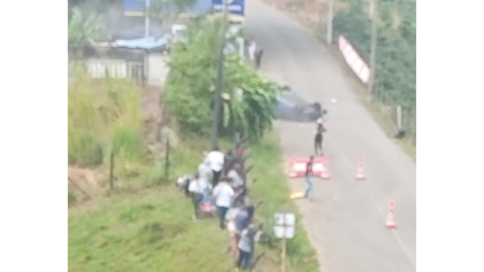 El vehículo que causó el accidente perdió el control y embistió a un grupo de espectadores a un costado de la vía de ingreso a Buenavista (Quindío). El vehículo que causó el accidente perdió el control y embistió a un grupo de espectadores a un costado de la vía de ingreso a Buenavista (Quindío).