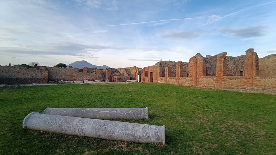 Baños termales: Ruinas de las termas, un lugar de esparcimiento para los pompeyanos. Al fondo, el Vesubio. Baños termales: Ruinas de las termas, un lugar de esparcimiento para los pompeyanos. Al fondo, el Vesubio.